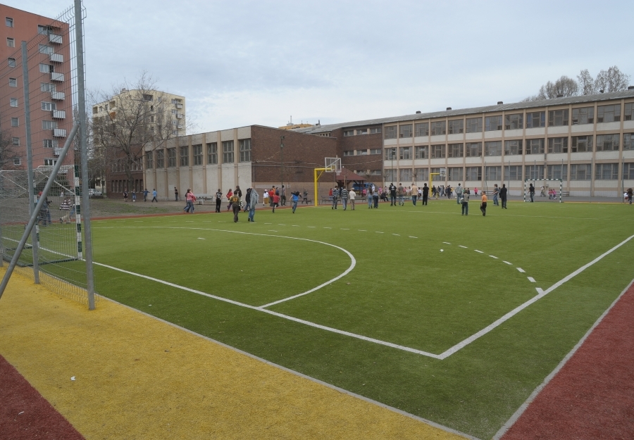 Multifunctional sportcourt - School sports field with artificial grass