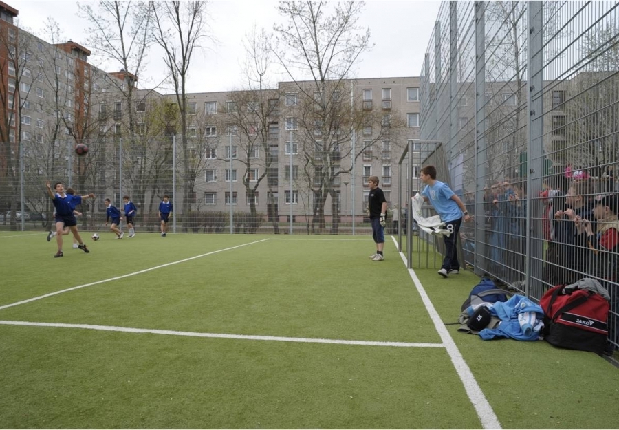 Multifunctional sportcourt - Multifunktional sport court with special sound-absorbing fencing  