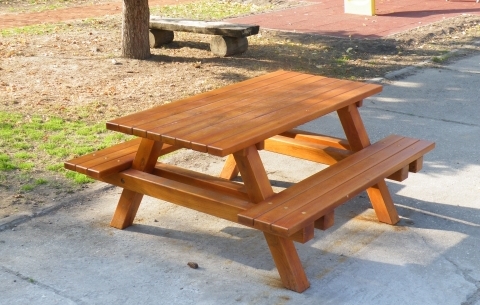 Asztal egybeépített két ülőpaddal